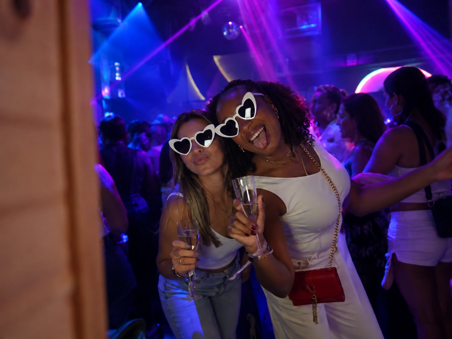 Deux participantes à la Soirée Blanche Hello June