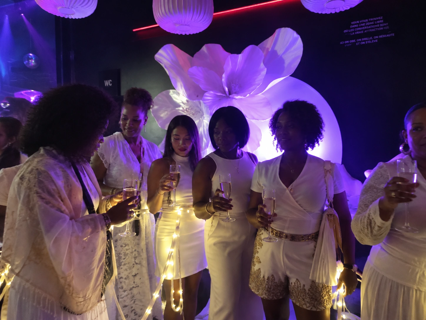 Invitées en tenue blanche lors de la Soirée Blanche Hello June